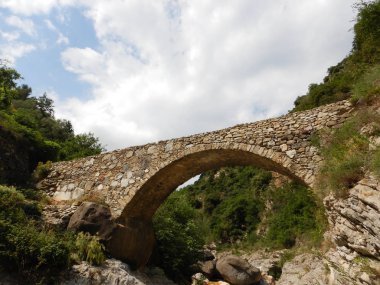 Rio Barbaira deresinin yanındaki Nervia Vadisi 'ndeki taş köprü, Rocchetta Nervina, Liguria - İtalya