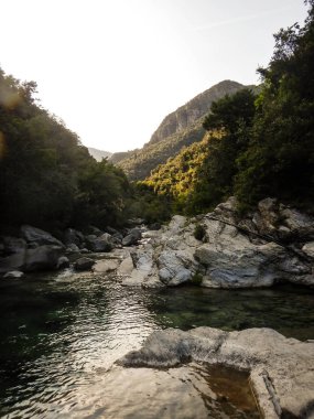 Şelale Rio Barbaira akışı, Rocchetta Nervina, Liguria - İtalya