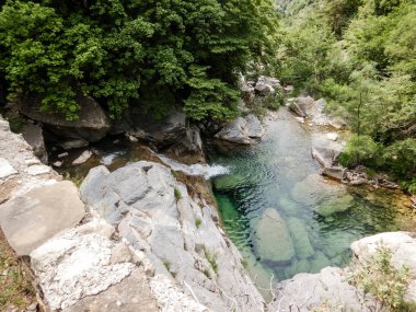 Şelale Rio Barbaira akışı, Rocchetta Nervina, Liguria - İtalya