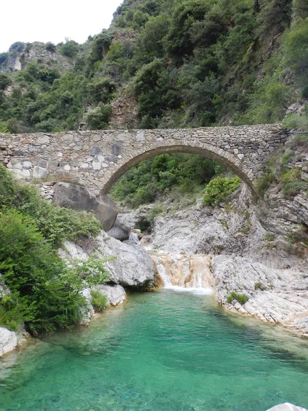 Rio Barbaira deresinin yanındaki Nervia Vadisi 'ndeki taş köprü, Rocchetta Nervina, Liguria - İtalya