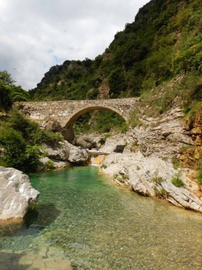 Rio Barbaira deresi yakınlarındaki Nervia Vadisi 'ndeki taş köprü, Rocchetta Nervina, Liguria - İtalya