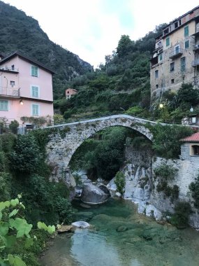 Liguria bölgesindeki Rocchetta Nervina köyünün manzarası - İtalya
