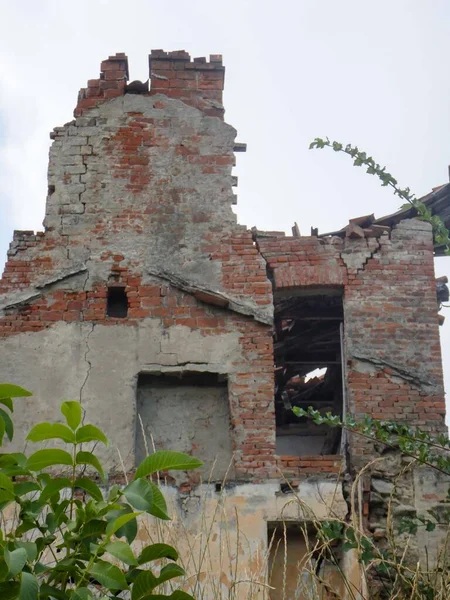 Ένα Παλιό Εγκαταλελειμμένο Σπίτι Στην Ύπαιθρο Ερείπια — Φωτογραφία Αρχείου