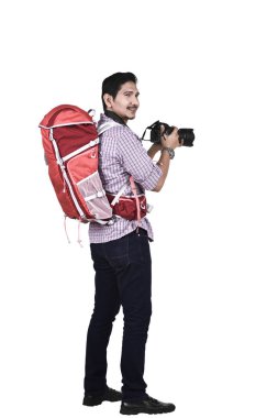 Beyaz arka plan üzerinde çekim Asya fotoğrafçı yan görünüm