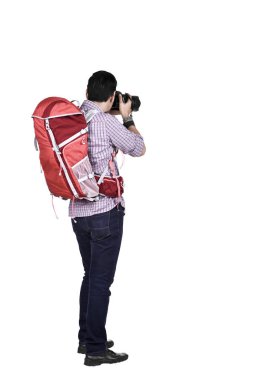 Beyaz arka plan üzerinde fotoğraf çekmek sırt çantası ile Asya fotoğrafçı