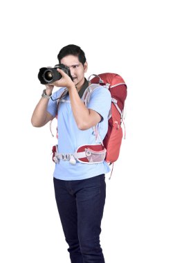Asya seyahat beyaz arka plan üzerinde kamera ile fotoğraf çekmek