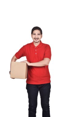 Karton kutu tutarak ve beyaz arka plan üzerinde poz Asya teslimat adam portresi