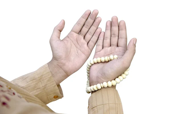 数珠は 白い背景で隔離の祈るイスラム教徒の男 — ストック写真