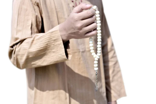 イスラム教徒の男性が白い背景で隔離の祈りビーズを保持 — ストック写真