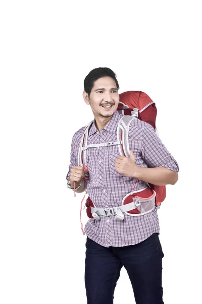 Asyalı Erkek Backpacker Seyahat Beyaz Arka Plan Üzerinde Ayakta Hazır — Stok fotoğraf