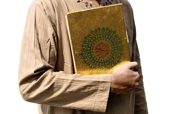 Uomo Musulmano Che Tiene Corano Isolato Sfondo Bianco — Foto Stock