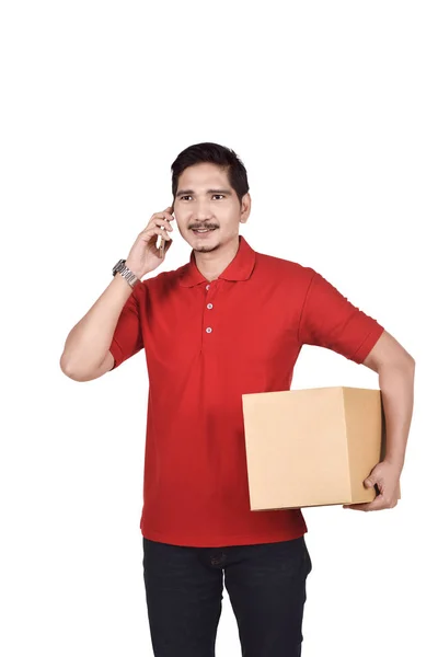 Ásia Mensageiro Homem Com Pacote Usando Telefone Branco Fundo — Fotografia de Stock