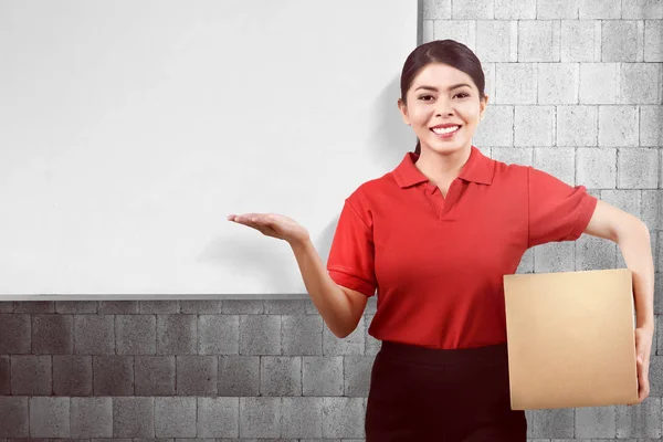 Joven Asiático Entrega Mujer Llevar Paquete Mostrando Copyspace Con Whiteboard —  Fotos de Stock