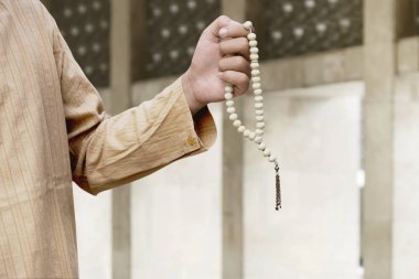Müslüman erkek ile tespih camide dua