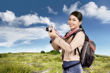 Sahada kamera ile çanta ile Asya Turizm