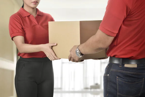 Entrega Encomendas Para Mulher Casa — Fotografia de Stock