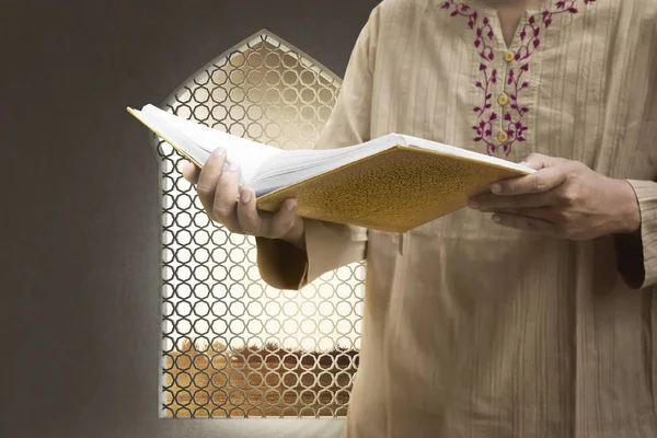 Muslimsk Man Läsa Koranen Moskén — Stockfoto