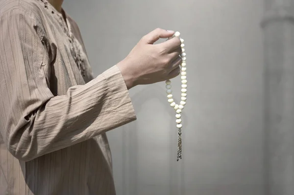 Homme Musulman Priant Avec Des Perles Prière Intérieur Mosquée — Photo