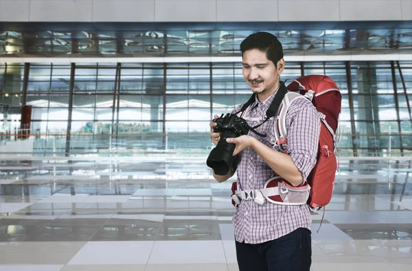 Asiatiska Turist Med Kamera Och Ryggsäck Flygplats — Stockfoto