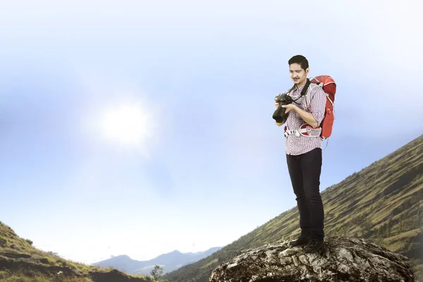 Traveler Asian Man Camera Backpack Climbing Mountains — Stock Photo, Image
