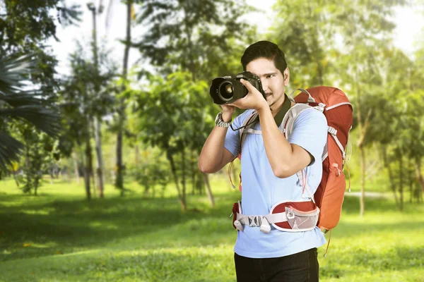 Smiling Asian Photographer Backpack Taking Photos Outdoor — Stock Photo, Image