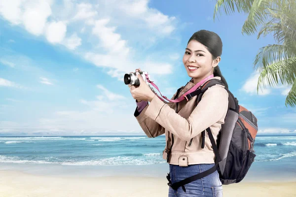 Asiática Turista Mujer Usando Cámara Tomar Fotos Playa — Foto de Stock