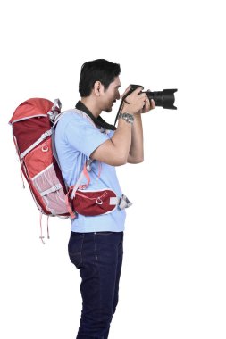 Beyaz arka plan üzerinde izole kamera poz ile bir fotoğraf çekmek Asya fotoğrafçı adam portresi