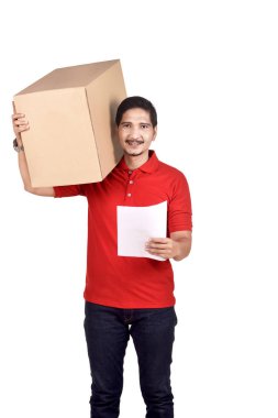 Asyalı erkek kurye ile parsel ve alıcı adresi beyaz arka plan üzerinde izole portresi