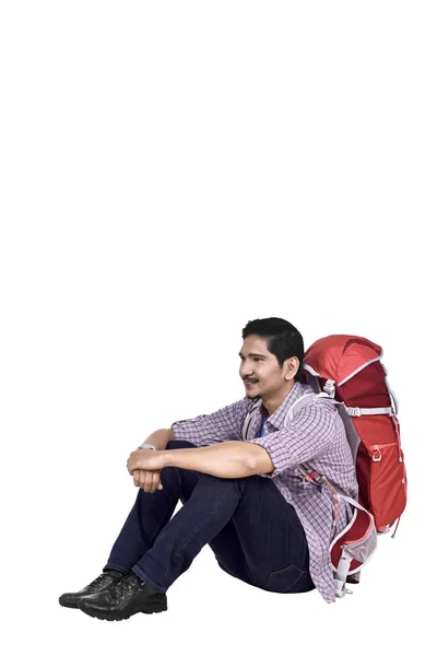 Retrato Hombre Viajero Asiático Con Mochila Sentado Aislado Sobre Fondo — Foto de Stock