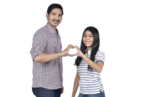 亚洲情侣肖像从他们的手指在白色背景下形成的心脏形状 — 图库照片
