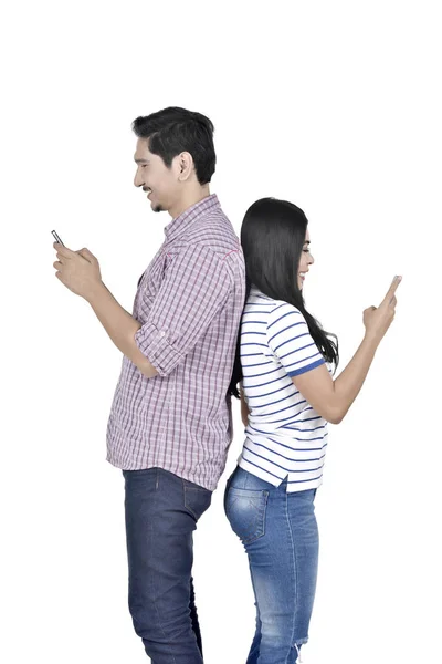 Feliz Ásia Casal Volta Para Trás Com Smartphone Posando Isolado — Fotografia de Stock