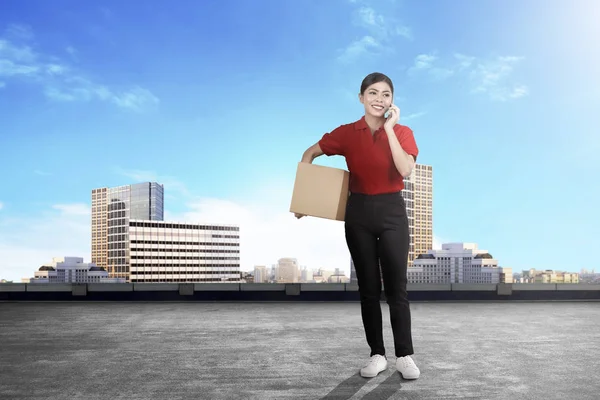 Jonge Aziatische Levering Vrouw Met Pakket Praten Mobiele Telefoon Stad — Stockfoto