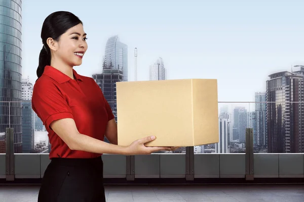Jonge Aziatische Levering Vrouw Uitvoering Van Het Pakket Het Moderne — Stockfoto