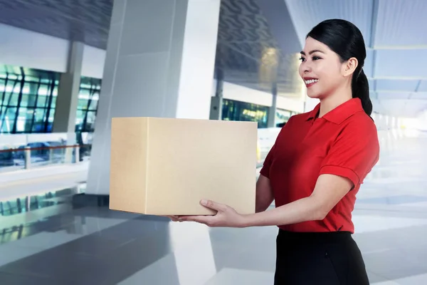 Belle Femme Courrier Asiatique Apporter Colis Sur Immeuble Bureaux — Photo