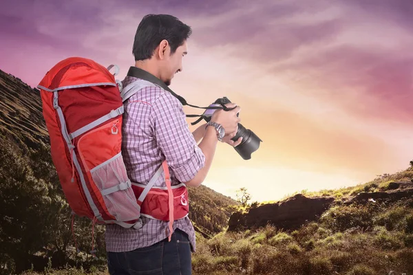 Happy Asian Photographer His Camera Mountain — Stock Photo, Image