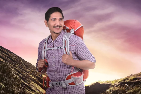 Feliz Asiático Turista Hombre Con Mochila Escalada Montaña — Foto de Stock