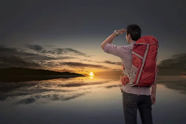 Visão Traseira Turista Asiático Homem Com Mochila Olhando Para Pôr — Fotografia de Stock