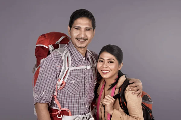 Jonge Aziatische Reiziger Paar Met Rugzak Gekleurde Achtergrond — Stockfoto
