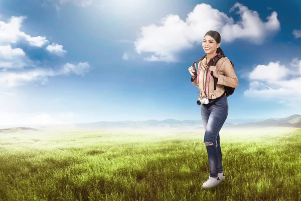 Hermosa Mujer Viajera Asiática Con Cámara Mochila Relajándose Prado —  Fotos de Stock