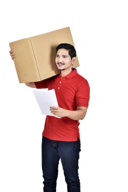 süre poz beyaz arka plan üzerinde izole karton kağıt ile eller üzerinde taşıyan Asya teslimatçı