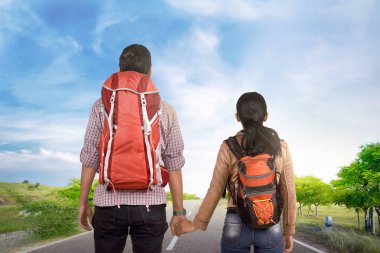 Elele ve mavi gökyüzü arka plan ile yürüme romantik Asya Turizm çift