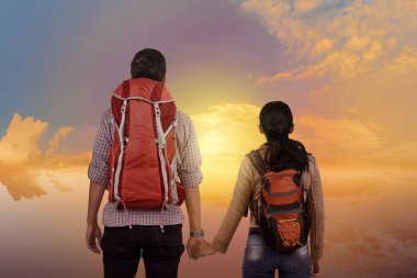 Dramatik gökyüzü arka plan ile birlikte sahne zevk Genç Asyalı Çift