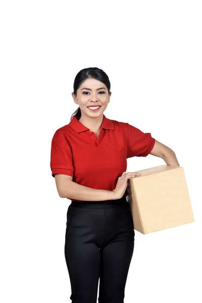 美丽的亚洲送货妇女手持纸板盒孤立的白色背景 — 图库照片