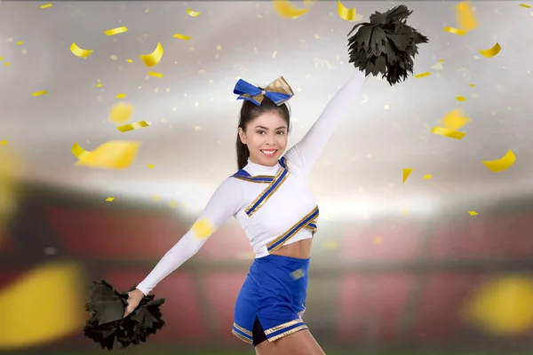 Glad Asiatisk Cheerleader Med Pom Poms Händerna Över Konfetti Bakgrund — Stockfoto