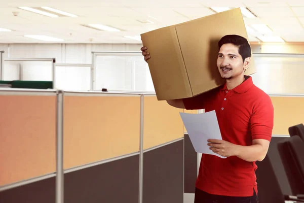 Guapo Asiático Entrega Hombre Holding Paquete Pie Oficina Edificio —  Fotos de Stock