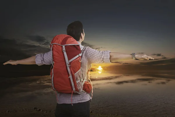 Asiatischer Reisender Mit Rucksack Genießt Sonnenuntergang See — Stockfoto