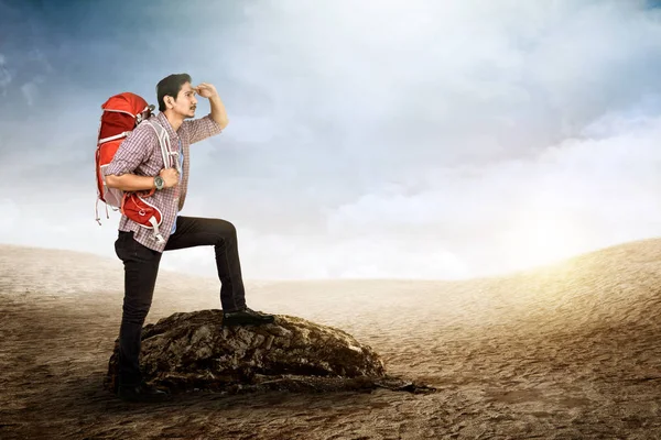 Guapo Asiático Turista Con Mochila Pie Piedra Prado Campo — Foto de Stock