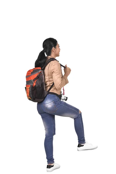 Visão Traseira Mulher Viajante Asiático Com Mochila Posando Isolado Fundo — Fotografia de Stock