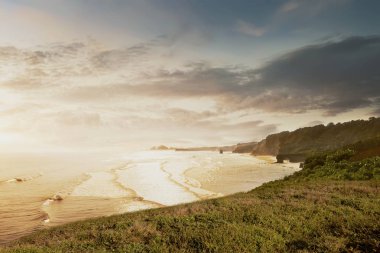Gün batımında cliff dalgadan okyanus manzaralı