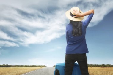 Asya turist arkadan görünüm keşfetmek savannah güneşli günde